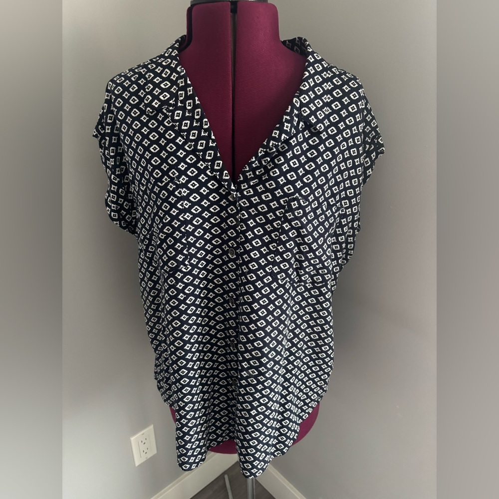 Jachs Black and White Diamond V-Neck Blouse. Xl, rayon